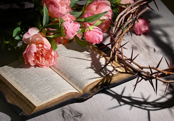 Abra Velha Bíblia Flores Peônia Coroa Espinhos — Fotografia de Stock