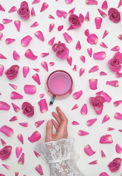 Mão Mulher Conceitual Chá Com Rosas Pétalas — Fotografia de Stock