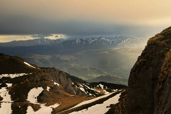 Karlı Dağlarla Lkbahar Manzarası Ciucas Transilvanya Romanya — Stok fotoğraf