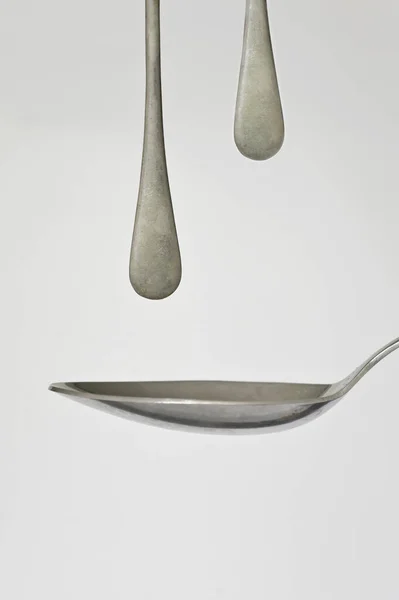 Abstract Silver Dessert Spoon Cutlery Spoon Drops Fall — Stock Photo, Image