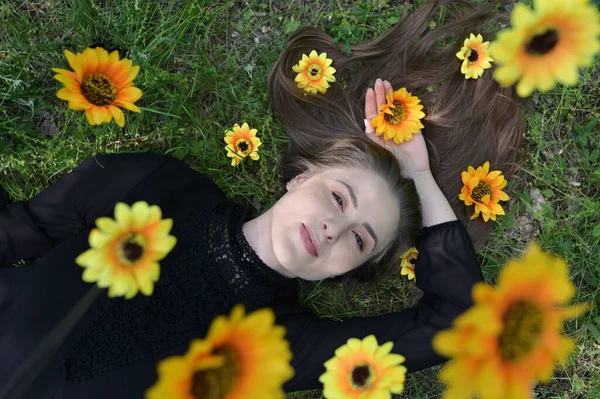 Πορτρέτο Ενός Ευτυχισμένου Φρέσκου Κοριτσιού Λουλούδια Στα Μαλλιά Της Στο — Φωτογραφία Αρχείου