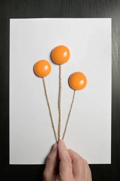 Concept Hand Holding Μπαλόνια Bunch Από Yolks — Φωτογραφία Αρχείου