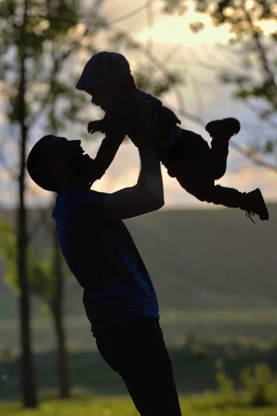 Padre Jugando Con Hijo Bosque Verano —  Fotos de Stock