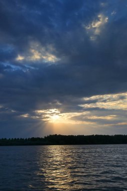 Yazın Tuna Nehri üzerinde dramatik bir gün batımı