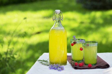 Ev yapımı gözlüklü limonata, ahududu ve Lavander aromalı.