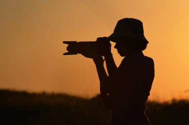 Genç Fotoğrafçı Günbatımına Karşı Dijital Kamera Silueti Arasında Fotoğraf Çekiyor