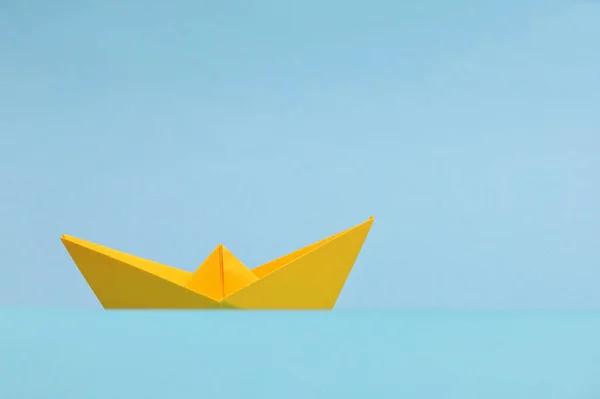 Barco Papel Amarillo Conceptual Sobre Fondo Azul — Foto de Stock