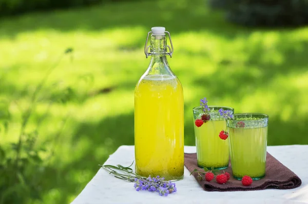 Hausgemachte Limonade Gläsern Mit Himbeer Und Lavendelgeschmack — Stockfoto