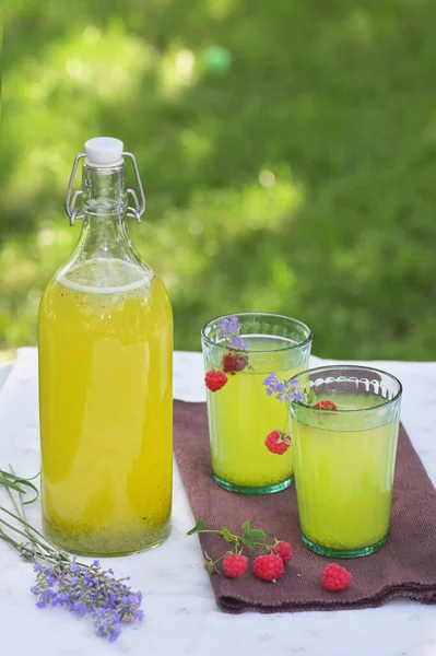 Hausgemachte Limonade Gläsern Mit Himbeer Und Lavendelgeschmack — Stockfoto