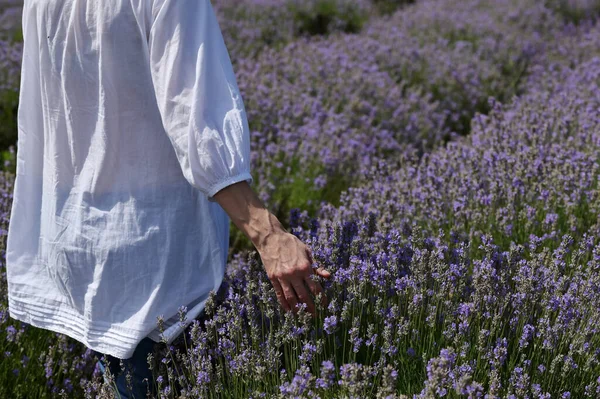 Middle Aged Woman Walking Lavender Field — Stock Photo, Image