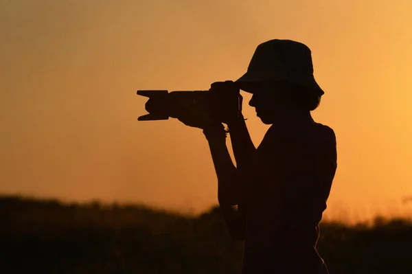 Joven Fotógrafo Fotografiando Través Silueta Cámara Digital Contra Puesta Del — Foto de Stock