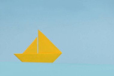 Kavramsal Sarı Kağıt Tekne Mavi Arkaplanda