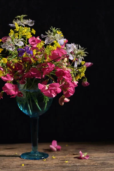 Nyári Mező Csokor Virágok Vintage Üveg Fotózás Stúdióban — Stock Fotó