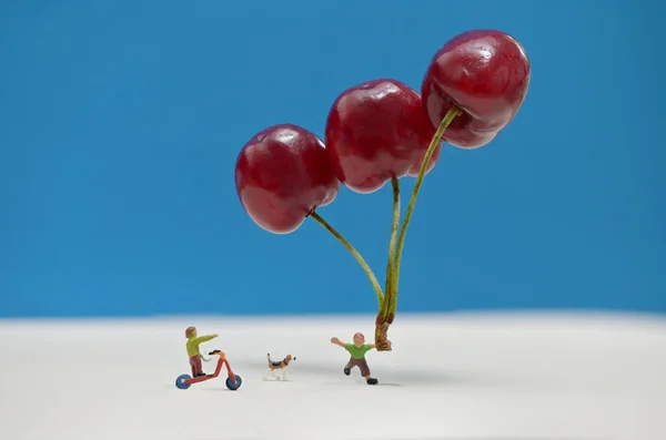 Abstract Kinderen Spelen Met Ballonnen Van Kersenfruit Het Park — Stockfoto