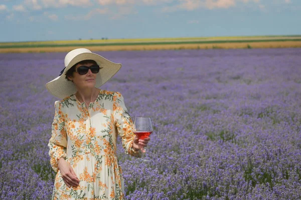 Mujer Con Vino Rosa Campo Verano Lavanda —  Fotos de Stock