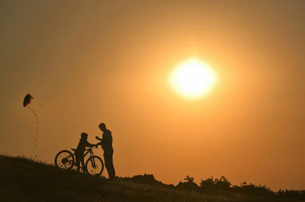 Silhouette Happy Family Παίζει Έξω Πατέρας Και Υιός — Φωτογραφία Αρχείου