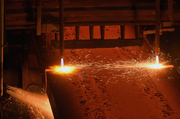 鉄鋼プラントの熱い金属のガス切断 — ストック写真