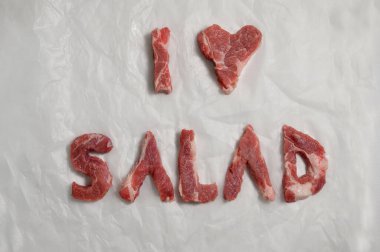 Soyut I Love Salad yazan taze çiğ biftekten