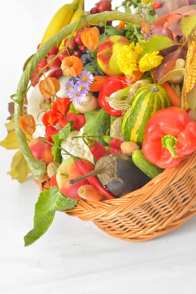Podzimní sklizeň zeleniny a ovoce v košíku — Stock fotografie
