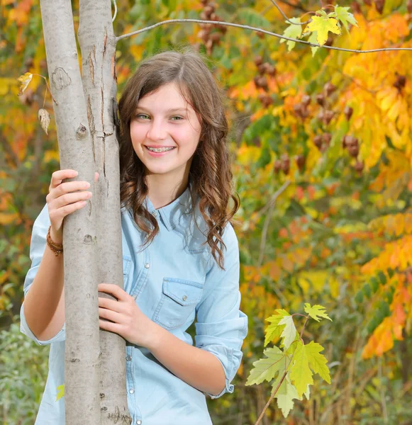 Chica joven en el parque de otoño — Foto de Stock