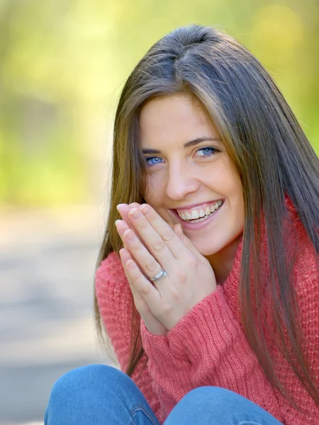 Bevroren jonge vrouw — Stockfoto