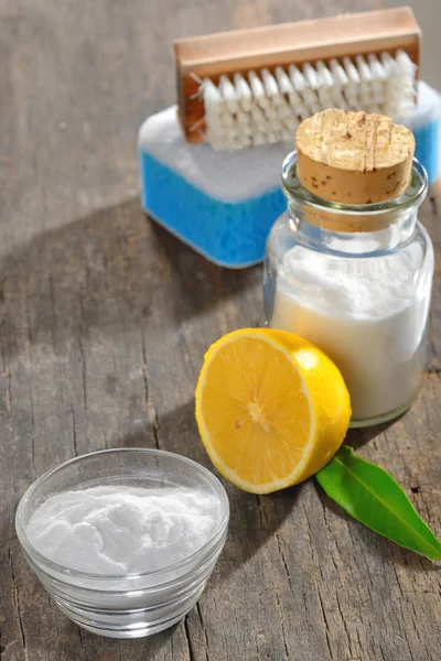 Strumenti di pulizia con bicarbonato di sodio e limone — Foto Stock