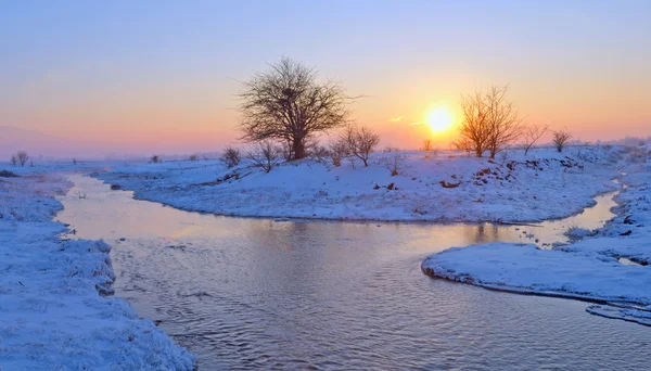 Západ slunce nad zimní river — Stock fotografie