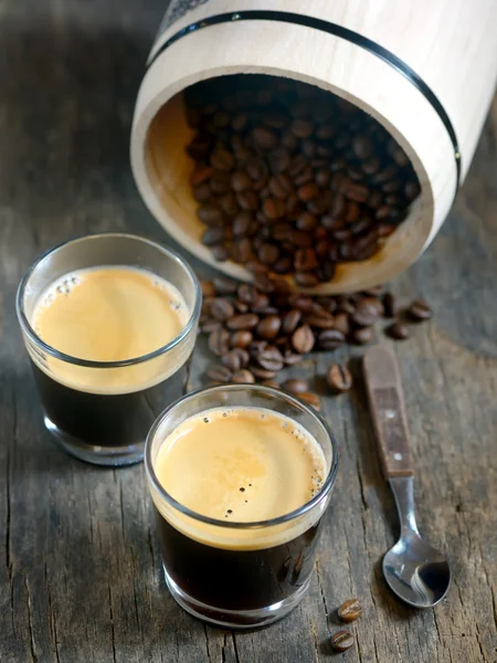 コーヒー豆と熱いエスプレッソ カップ — ストック写真