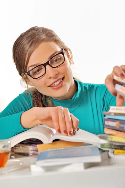 Meisje studeren aan bibliotheek — Stockfoto