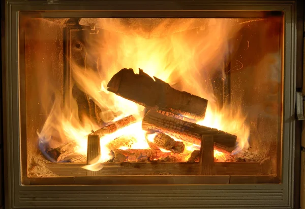 Holz im Kamin verbrennen — Stockfoto