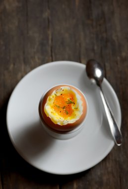 eggcup içinde haşlanmış yumurta