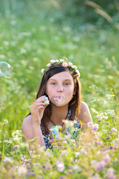 Mädchen pustet Blasen — Stockfoto