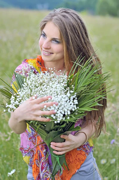 Mädchen auf dem Feld — Stockfoto