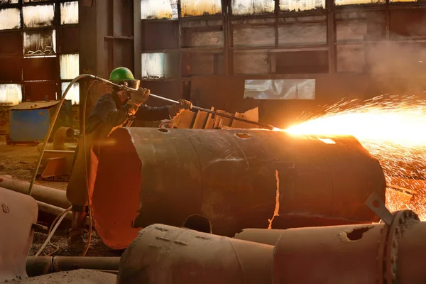 Lasser werken aan een pijpleiding — Stockfoto