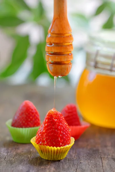 Morango com mel — Fotografia de Stock