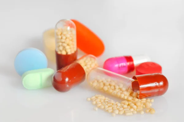 Wiele kolorowych tabletek — Zdjęcie stockowe