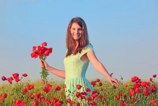 Fille dans le domaine des coquelicots — Photo