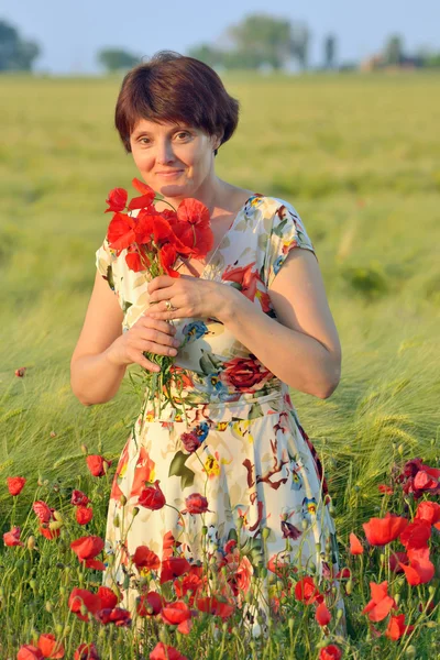 Woman  in field of poppies — Stock Photo, Image
