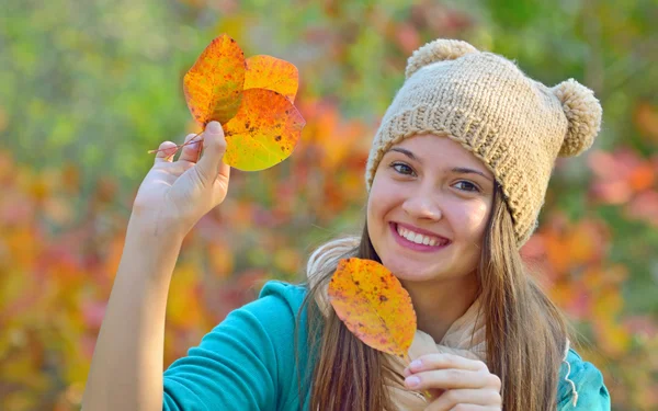 Kuru yaprakları ile mutlu kız — Stok fotoğraf