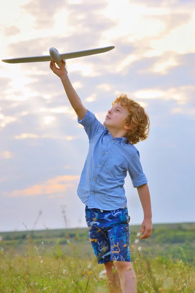 Boy throwing airplane — Stock Photo, Image