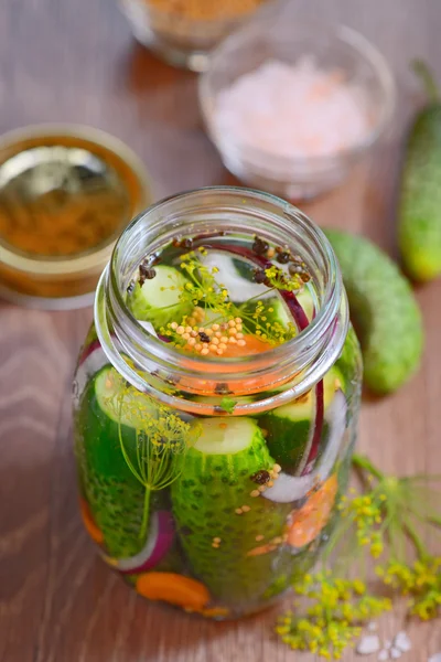 Gepekelde komkommers, zelfgemaakte behouden — Stockfoto