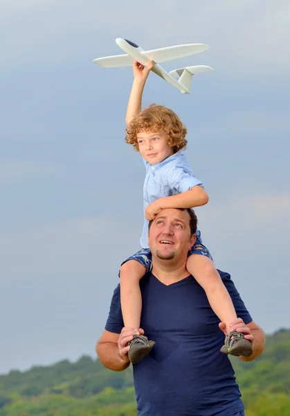 Pai carregando filho e seu avião — Fotografia de Stock