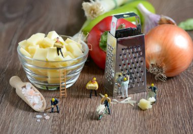 İşçi figürler pizza yapma