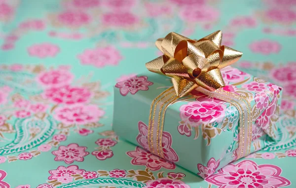 Single gift box — Stock Photo, Image