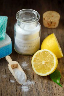Temizlik araçları limon ve sodyum bikarbonat 