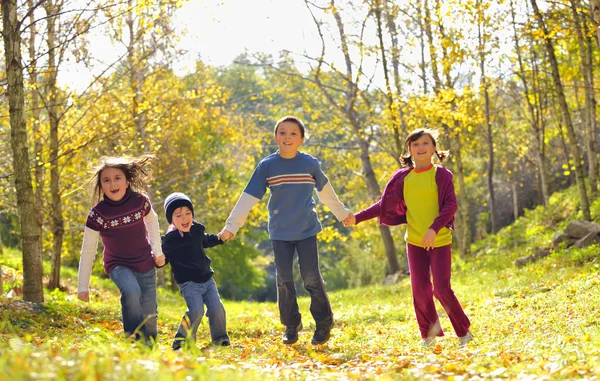 Freunde Jungen und Mädchen laufen — Stockfoto