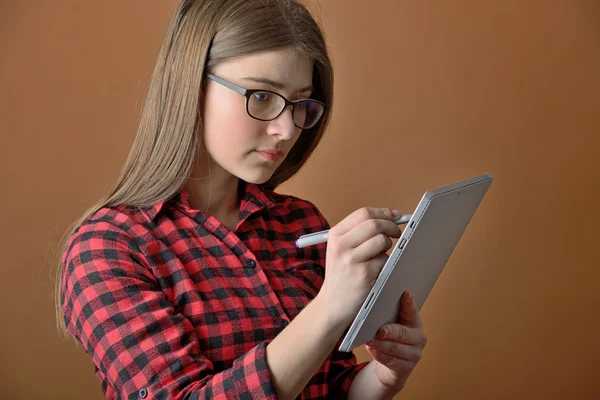 Menina adolescente usando computador tablet — Fotografia de Stock