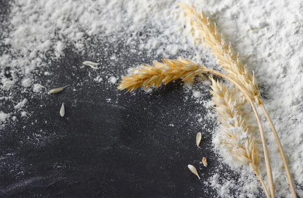 Whole flour and wheat ears — Stock Photo, Image