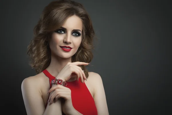 Bellezza giovane donna in rosso moda ritratto studio girato — Foto Stock