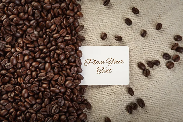 Cartão branco em branco para o seu texto sobre grãos de café e têxteis ba — Fotografia de Stock